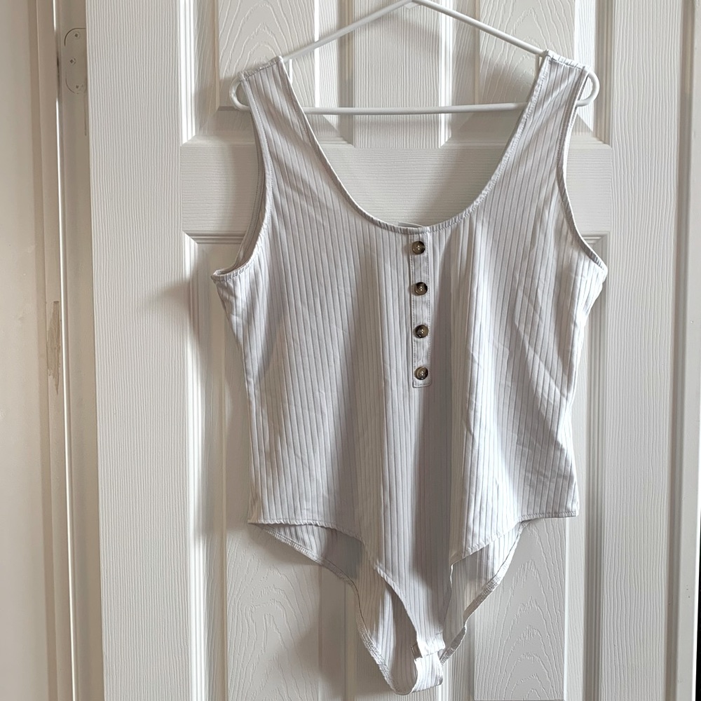💥$11— H&M off white bodysuit size XL